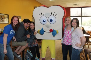 Feeding America Eastern Wisconsin’s mascot visits Carroll University’s campus to hang out with students in the Main Dining Room.